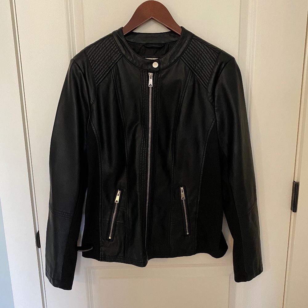 BLACK FAUX LEATHER COAT SEBBY COLLECTION SIZE MEDIUM FLATTERING LINES, FEMININE